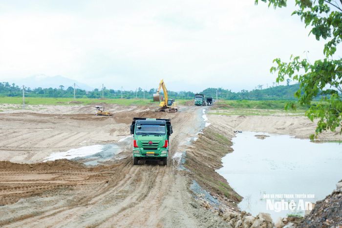 Thi công cầu Thanh Chương bắc qua sông Lam kết nối xã Xuân Lâm với xã Hoa Quân trên cao tốc Vinh - Thanh Thủy. Ảnh: Thành Duy