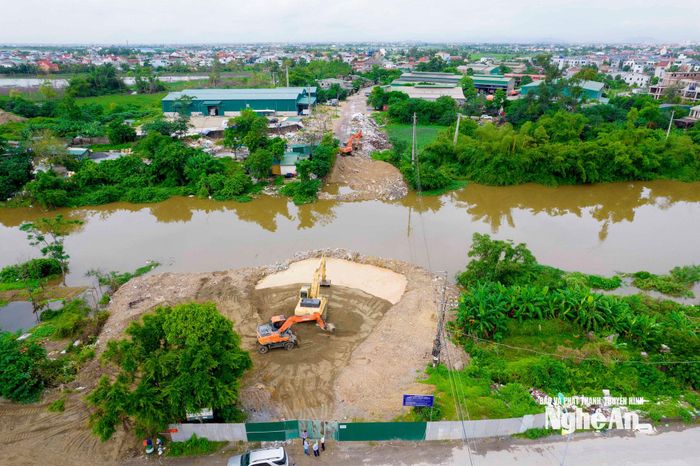 Thi công cầu Tùng Binh bắc qua sông Vinh tại gói thầu đường Cao Xuân Huy kéo dài. Ảnh: Thành Duy