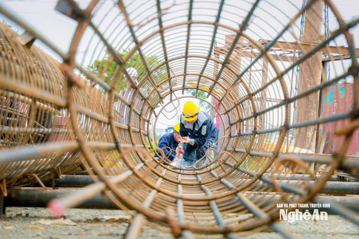 Công nhân thi công các cấu kiện để thi công tại gói thầu XL01 dự án đường bộ cao tốc Vinh - Thanh Thủy. Ảnh: Thành Duy