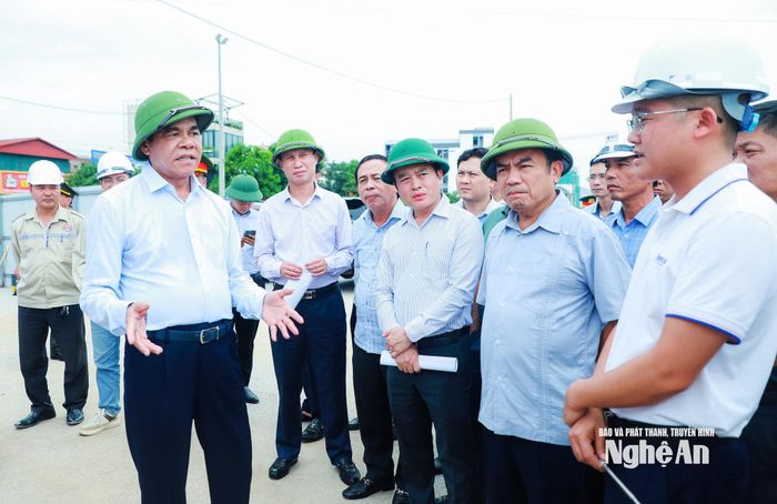 Chủ tịch UBND tỉnh Võ Trọng Hải trao đổi với nhà thầu thuộc gói thầu XL01 dự án đường bộ cao tốc Vinh - Thanh Thủy. Ảnh: Thành Duy