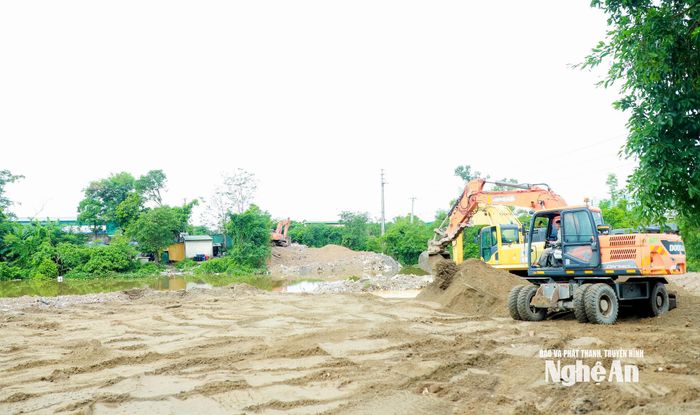Thi công cầu Tùng Binh bắc qua sông Vinh tại gói thầu đường Cao Xuân Huy kéo dài. Ảnh: Thành Duy