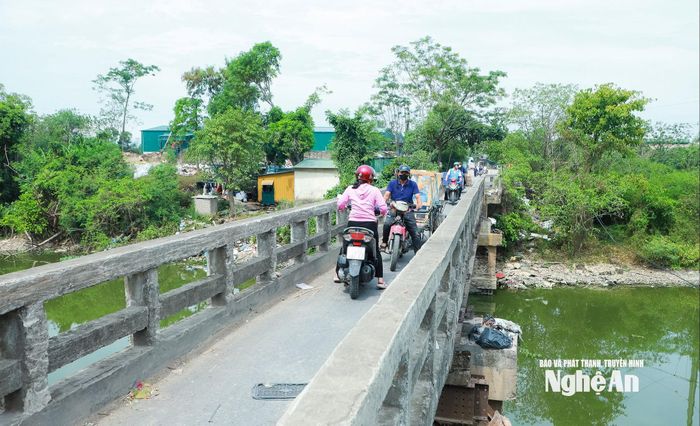 Cầu Tùng Binh bắc qua sông Vinh trước khi tháo dỡ để thi công có mặt cầu chật hẹp khiến việc di chuyển của người dân gặp nhiều khó khăn. Ảnh: Thành Duy