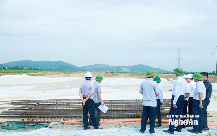 Chủ tịch UBND tỉnh Võ Trọng Hải kiểm tra thi công nền đường gói thầu XL01 tại dự án đường bộ cao tốc Vinh - Thanh Thủy. Ảnh: Thành Duy