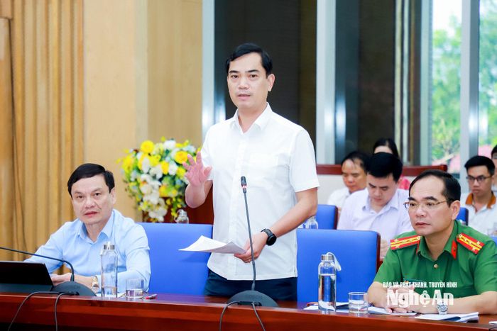 Đồng chí Nguyễn Văn Khoa - Ủy viên Ban Chấp hành Đảng bộ tỉnh, Giám đốc Sở Giáo dục và Đào tạo Nghệ An báo cáo tình hình tổ chức dạy và học tại các trường phổ thông nội trú liên cấp.