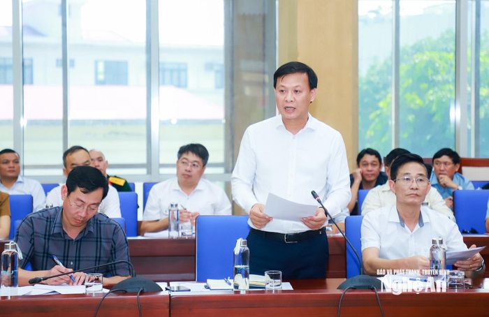 Đồng chí Vương Đình Nhuận - Giám đốc Ban Quản lý dự án đầu tư xây dựng các công trình dân dụng và công nghiệp tỉnh báo cáo tại cuộc làm việc. Ảnh: Thành Duy