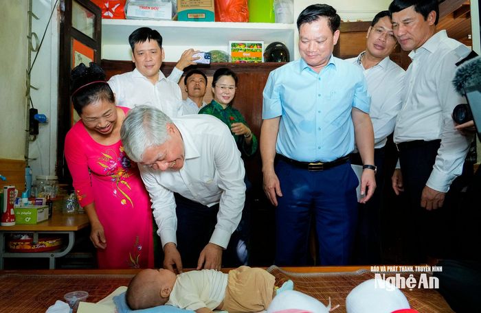 Phó Chủ tịch Thường trực Quốc hội Đỗ Văn Chiến và lãnh đạo tỉnh Nghệ An đến thăm các cháu đang được chăm sóc, nuôi dưỡng tại Trung tâm Bảo trợ trẻ em Nghệ An. Ảnh: Phạm Bằng