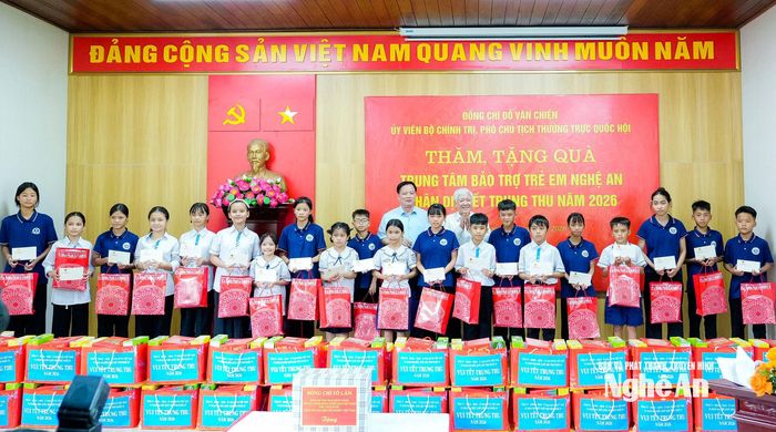 Phó Chủ tịch Thường trực Quốc hội Đỗ Văn Chiến và lãnh đạo tỉnh Nghệ An tặng quà cho các cháu tại Trung tâm Bảo trợ trẻ em Nghệ An. Ảnh: Phạm Bằng