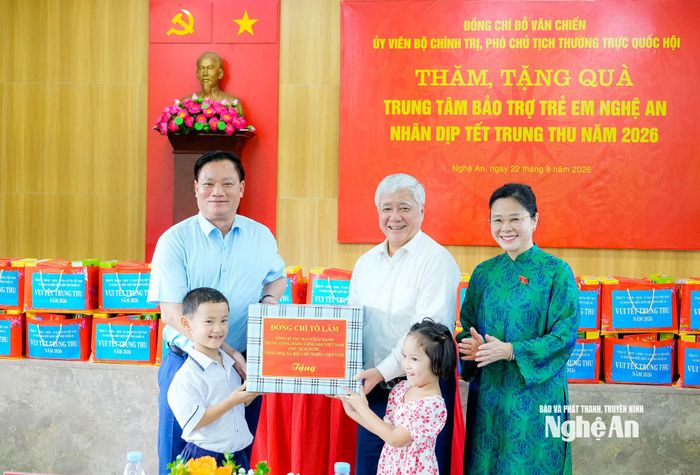 Phó Chủ tịch Thường trực Quốc hội Đỗ Văn Chiến trao quà của đồng chí Tổng Bí thư, Chủ tịch nước Tô Lâm đến Trung tâm và các cháu. Ảnh: Phạm Bằng