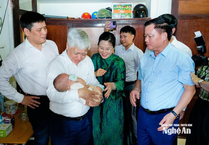 Phó Chủ tịch Thường trực Quốc hội Đỗ Văn Chiến và lãnh đạo tỉnh Nghệ An đến thăm các cháu đang được chăm sóc, nuôi dưỡng tại Trung tâm Bảo trợ trẻ em Nghệ An. Ảnh: Phạm Bằng