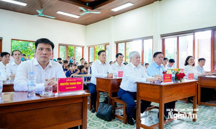 Phó Chủ tịch Thường trực Quốc hội Đỗ Văn Chiến cùng lãnh đạo tỉnh đến thăm Trung tâm Bảo trợ trẻ em Nghệ An. Ảnh: Phạm Bằng