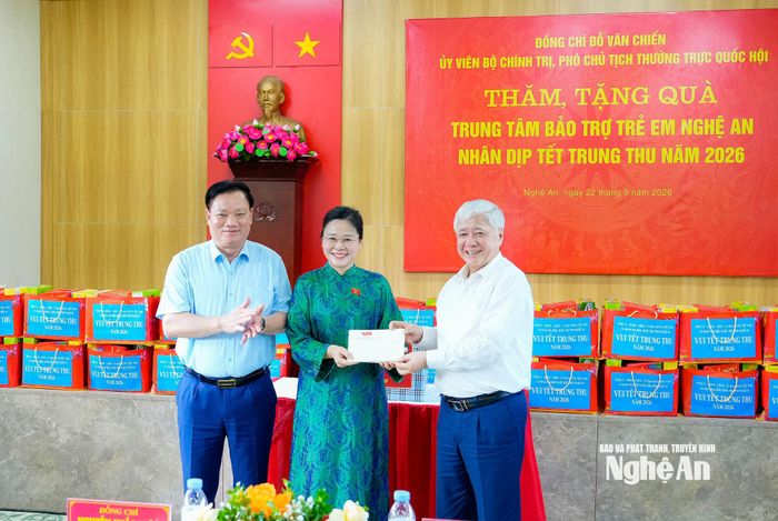 Phó Chủ tịch Thường trực Quốc hội Đỗ Văn Chiến trao quà cho tỉnh Nghệ An. Ảnh: Phạm Bằng