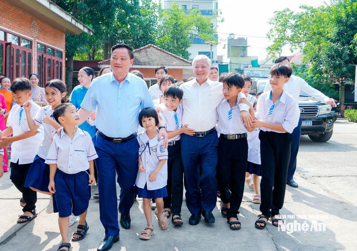 Phó Chủ tịch Thường trực Quốc hội Đỗ Văn Chiến thăm, tặng quà Trung thu tại Trung tâm Bảo trợ trẻ em Nghệ An. Ảnh: Phạm Bằng