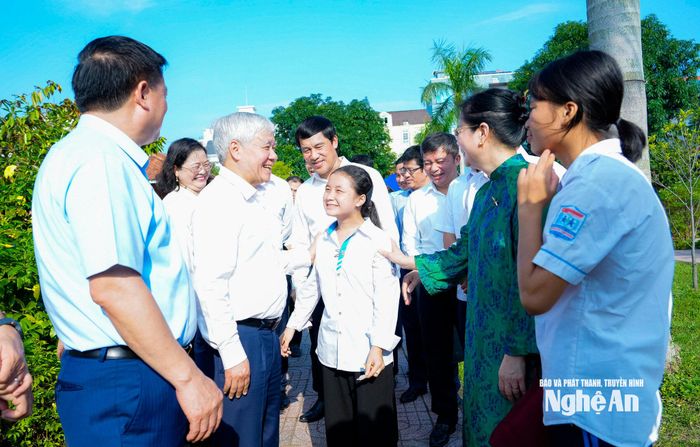 Phó Chủ tịch Thường trực Quốc hội Đỗ Văn Chiến thăm hỏi, động viên các cháu đang được chăm sóc, nuôi dưỡng tại Trung tâm Bảo trợ trẻ em Nghệ An. Ảnh: Phạm Bằng.