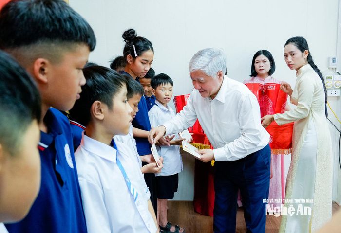 Phó Chủ tịch Thường trực Quốc hội Đỗ Văn Chiến tặng quà cho các cháu tại Trung tâm Bảo trợ trẻ em Nghệ An. Ảnh: Phạm Bằng