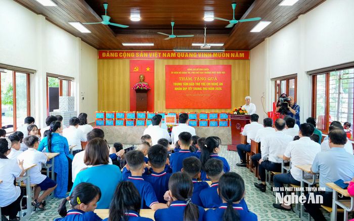 Phó Chủ tịch Thường trực Quốc hội Đỗ Văn Chiến mong các cháu luôn chăm chỉ học tập, ngoan ngoãn, đoàn kết, thực hiện tốt Năm điều Bác Hồ dạy; không mặc cảm về hoàn cảnh mà cần có niềm tin, nghị lực và ước mơ về tương lai. Ảnh: Phạm Bằng