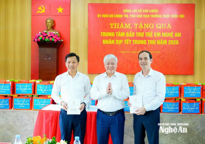 Phó Chủ tịch Thường trực Quốc hội Đỗ Văn Chiến tặng quà cho Trung tâm Bảo trợ trẻ em và Trung tâm Công tác xã hội Nghệ An. Ảnh: Phạm Bằng