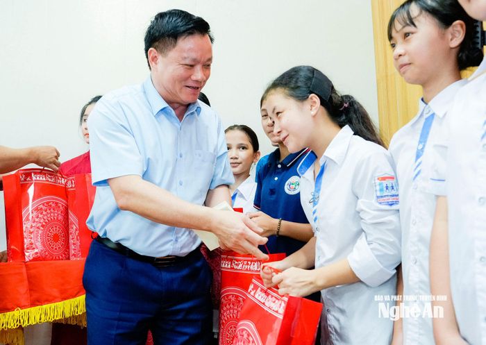 Bí thư Tỉnh ủy Nguyễn Khắc Thận trao quà cho các cháu tại Trung tâm Bảo trợ trẻ em Nghệ An. Ảnh: Phạm Bằng