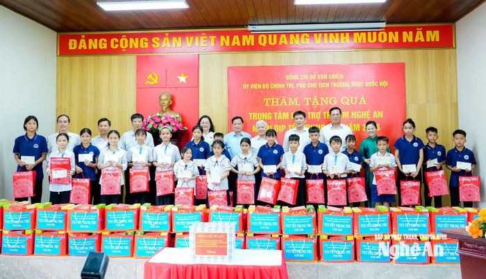 Phó Chủ tịch Thường trực Quốc hội Đỗ Văn Chiến và lãnh đạo tỉnh Nghệ An tặng quà cho các cháu tại Trung tâm Bảo trợ trẻ em Nghệ An. Ảnh: Phạm Bằng