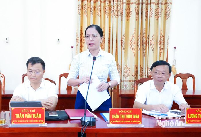 Bí thư Đảng ủy, Chủ tịch HĐND xã Mường Ham Trần Thị Thúy Nga trao đổi về thực tiễn hoạt động của HĐND xã. Ảnh: Mai Hoa