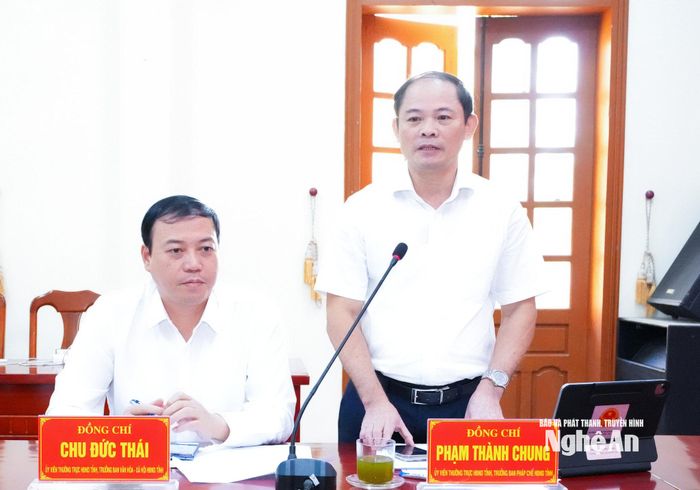 Trưởng ban Pháp chế HĐND tỉnh Phạm Thành Chung trao đổi một số vấn đề các xã đề xuất. Ảnh: Mai Hoa