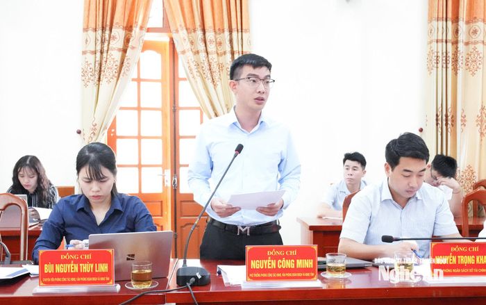 Phó Trưởng phòng Công tác HĐND, Văn phòng Đoàn đại biểu Quốc hội và HĐND tỉnh báo cáo tổng hợp kết quả hoạt động của HĐND và kiến nghị từ 7 địa phương. Ảnh: Mai Hoa