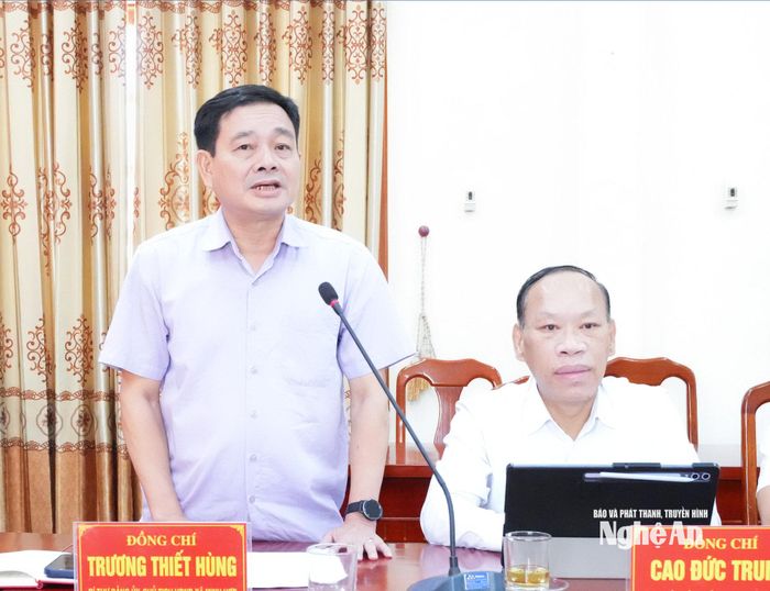 Bí thư Đảng ủy, Chủ tịch HĐND xã Minh Hợp Trương Thiết Hùng phản ánh một số vấn đề từ thực tiễn. Ảnh: Mai Hoa