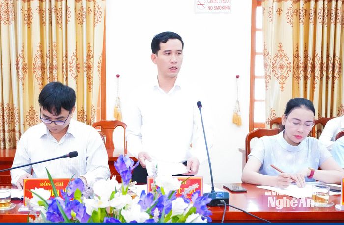 Phó Bí thư Thường trực Đảng ủy xã Quỳ Hợp Bùi Đức Thọ nêu một số vấn đề khó khăn của địa phương trong vận hành chính quyền địa phương 2 cấp. Ảnh: Mai Hoa