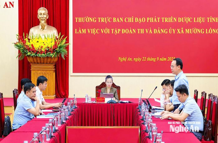 Lãnh đạo Sở Văn hóa Thể thao và Du lịch góp ý xây dựng Đề án "Làng Hạnh phúc Mường Lống". Ảnh: P.V