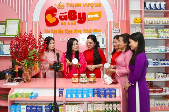 Phụ nữ xã Mai Phụ học cách bán hàng qua nền tảng số.