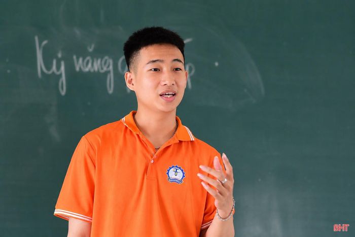 Em Trần Tiến Mạnh thực hành bài "Kỹ năng giao tiếp".