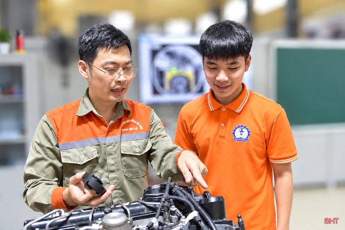Em Trần Bảo Khanh học nghề công nghệ ô tô để theo đuổi đam mê của riêng mình.