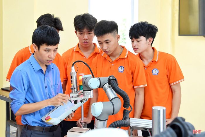 Em Trần Tiến Mạnh (thứ 2 từ phải sang) quyết định chọn học nghề nhằm rút ngắn thời gian học tập, tăng cơ hội việc làm sau tốt nghiệp.