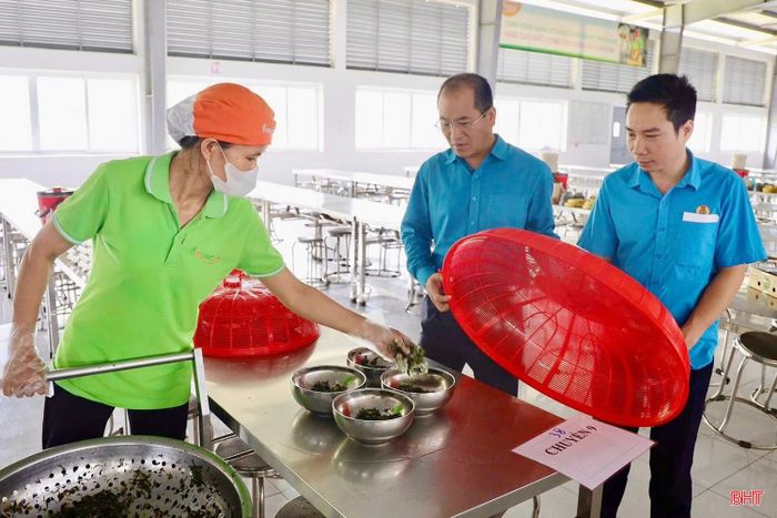 Phó Chủ tịch Ủy ban MTTQ tỉnh, Chủ tịch LĐLĐ tỉnh Nguyễn Thế Hoàn kiểm tra bếp ăn tập thể của Công ty TNHH May mặc xuất khẩu Appareltech Hà Tĩnh.