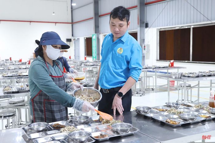 Cán bộ Công đoàn Xí nghiệp May 10 Hà Tĩnh thường xuyên kiểm tra, giám sát chất lượng bữa ăn ca.