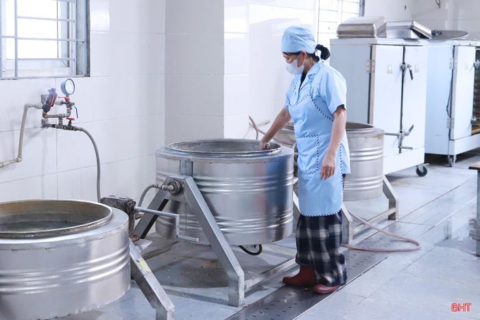 Bếp ăn tập thể của Xí nghiệp May 10 Hà Tĩnh được đầu tư những dụng cụ chuyên dụng, đảm bảo vệ sinh.