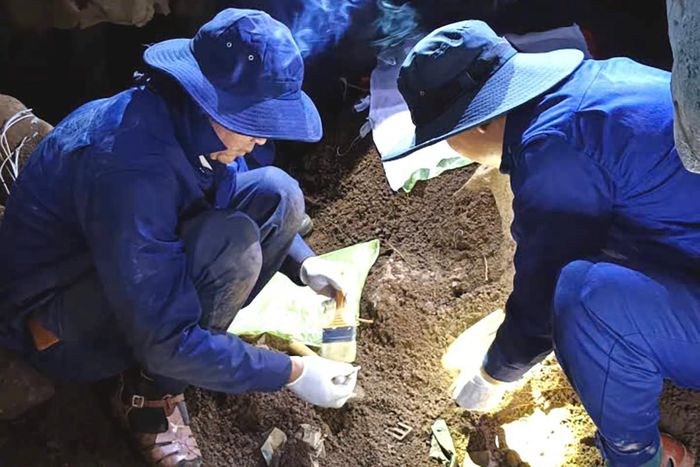 Do thời tiết diễn biến phức tạp, địa hình hang đá cao, dốc và hiểm trở, việc tiếp cận hiện trường gặp nhiều khó khăn. Sau nhiều giờ đào bới, tìm kiếm tại khu vực cửa hang đá núi Viêng Bản, Đội Quy tập phát hiện 1 hài cốt liệt sĩ nằm lẫn trong đất.