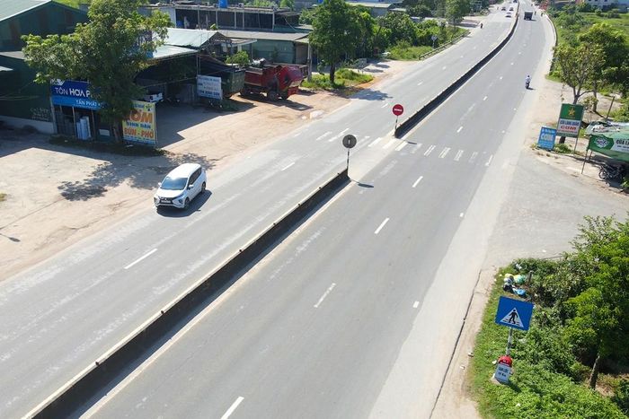 Tại điểm mở dải phân cách trên quốc lộ 1 ở xã Việt Xuyên, dù đã có biển cấm xe ô tô quay đầu, nhưng một số phương tiện vẫn vi phạm.