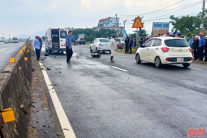 Hiện trường vụ tai nạn giao thông tại điểm mở dải phân cách quốc lộ 1 ở xã Kỳ Anh giữa xe ô tô bán tải với xe máy làm 1 người tử vong.
