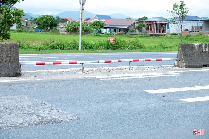 Một số điểm mở dải phân cách trên quốc lộ 1 được rào chắn để ngăn phương tiện qua lại, chỉ dành lối cho người đi bộ qua đường.