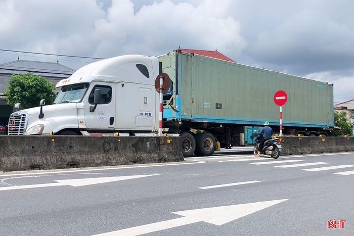 Khi lưu thông qua các điểm mở dải phân cách trên quốc lộ 1, người dân cần đặc biệt chú trọng các giải pháp đảm bảo an toàn.