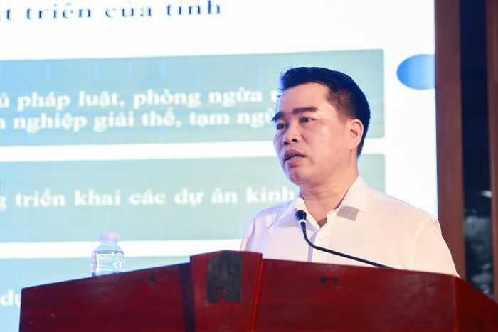 Ông Đinh Văn Hồng - Phó Giám đốc Sở Tư pháp trình bày chuyên đề "Thông tin một số chủ trương, chính sách của tỉnh về việc phát triển doanh nghiệp trên địa bàn tỉnh".