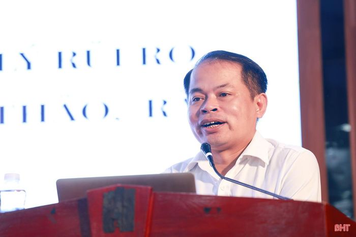 Ông Nguyễn Khắc Tuấn - Phó Chủ nhiệm Đoàn Luật sư Hà Tĩnh Tuấn trình bày chuyên đề "Kỹ năng nhận diện, đánh giá và xử lý rủi ro pháp lý thông qua công tác soạn thảo, rà soát hợp đồng thương mại".