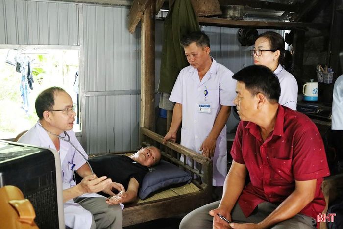 Lồng ghép tuyên truyền, hướng dẫn người dân cai thuốc lá.