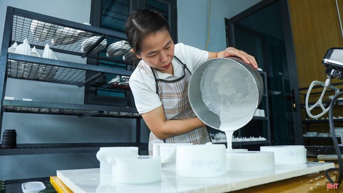 Hỗn hợp sau đó được tạo bọt và đổ vào khuôn. Trung bình mỗi tháng, tôi nhận khoảng 30 - 50 đơn hàng. Đơn hàng lớn nhất tôi từng nhận lên tới 500 sản phẩm. Với những đơn số lượng lớn, chúng tôi chia thành từng đợt sản xuất để thuận tiện kiểm soát mẫu mã, màu sắc và số lượng.