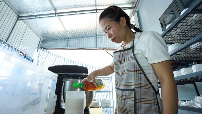 Mỗi ngày, tôi bắt đầu bằng việc xem lại những đơn hàng cần hoàn thiện. Tôi xem lại mẫu, số lượng, màu sắc và thời gian giao hàng rồi sắp xếp công việc theo thứ tự. Với những đơn hàng lớn, chúng tôi chủ động chuẩn bị khuôn, nguyên liệu và phân chia công việc để các công đoạn không bị gián đoạn.