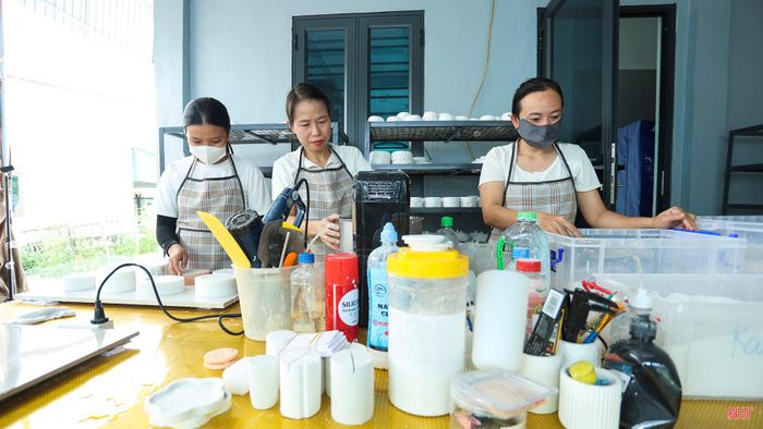 Những ngày đầu, tôi vừa làm vừa điều chỉnh từng công đoạn để tìm ra cách pha nguyên liệu, tạo hình và phối màu phù hợp. Có những mẫu phải thực hiện nhiều lần mới đạt được hình dáng và bề mặt như mong muốn. Khi công việc dần ổn định, tôi sắp xếp khu vực sản xuất ngay tại nhà và có thêm 2 người phụ cùng thực hiện các công đoạn.