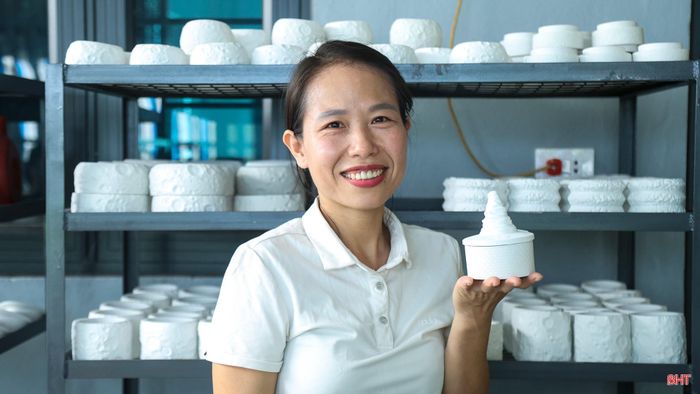 Công việc này cho tôi cơ hội được tự tay tạo ra những sản phẩm nhỏ từ những nguyên liệu quen thuộc. Với tôi, quyết định rẽ hướng không chỉ là bắt đầu một công việc mà còn là hành trình đưa một nghề thủ công mới về quê nhà và tìm thấy niềm vui trong từng sản phẩm mình làm ra.