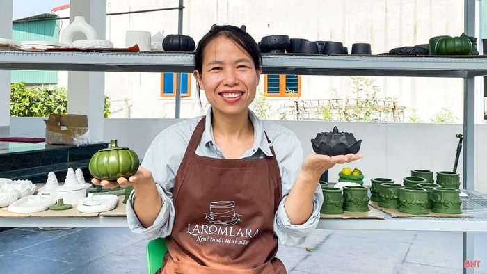 Bên cạnh việc bán sản phẩm trực tiếp, tôi còn xây dựng kênh TikTok với tên “Vân làm đồ Mỹ Nghệ”. Đây là nơi tôi chia sẻ quá trình tạo ra những sản phẩm thủ công từ lúc lên ý tưởng, đổ khuôn cho đến khi hoàn thiện. Tôi muốn mọi người không chỉ nhìn thấy thành phẩm mà còn hiểu được sự tỉ mỉ và công sức phía sau mỗi món đồ.