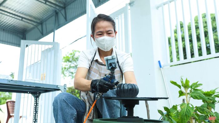 Sản phẩm ra khỏi khuôn vẫn còn nhiều công đoạn phía sau. Tôi chà mịn bề mặt, chỉnh sửa những phần còn thô rồi chuyển sang phun màu. Màu được phủ từng lớp, tôi chú ý đến các góc nhỏ và đường nét để sản phẩm lên màu đồng đều.