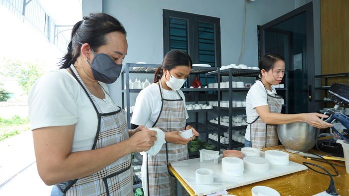 Sản phẩm của tôi khá đa dạng, gồm bình hoa, lọ đựng trầm, cốc nến thơm, đế để đồ và nhiều mẫu khác theo yêu cầu của khách hàng. Giá mỗi sản phẩm dao động từ 50.000 - 200.000 đồng, tùy mẫu mã, kích thước và yêu cầu của khách hàng. Những sản phẩm này được khách hàng sử dụng để trang trí hoặc đựng đồ trong gia đình, nhà hàng, quán cà phê và các không gian kinh doanh.